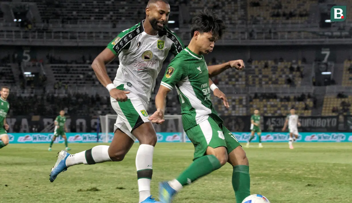 Pemain muda PSMS Medan, Muhammad Raihan Utama (kanan), berusaha melewati kawalan bek Persebaya Surabaya, Yuran Fernandes (kiri), pada laga kedua Grup B Piala Presiden 2026 di Stadion Gelora Bung Tomo, Surabaya, Jawa Timur, Rabu (29/7/2026). Meski sempat mendapat perlawanan sengit dari pemain PSMS, Yuran kemudian menjadi penentu kemenangan Bajul Ijo lewat gol tunggalnya yang memastikan Persebaya menang 1-0 sekaligus melaju ke babak semifinal. (Bola.com/Wahyu Pratama)