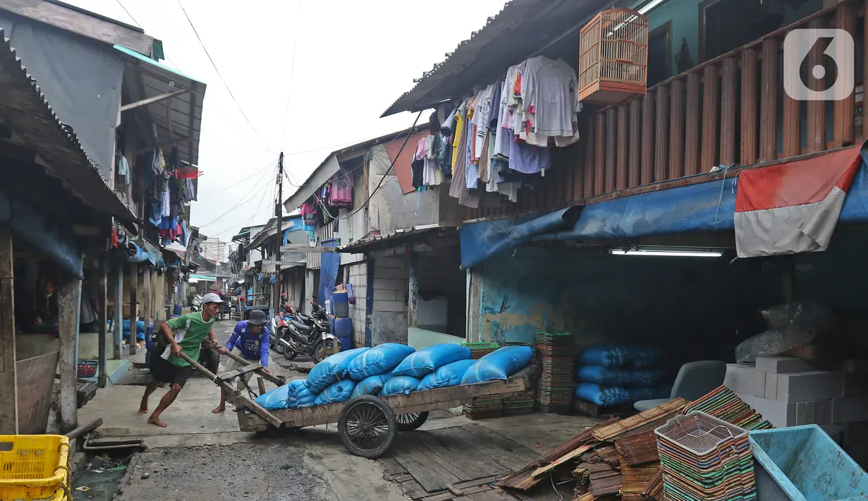 Aktivitas warga di permukiman padat kawasan Muara Angke, Jakarta, Rabu (5/2/2020). Berdasarkan laporan Bank Dunia yang berjudul Aspiring Indonesia-Expanding the Middle Class menyebutkan ada 115 juta atau 45 persen penduduk Indonesia rentan kembali miskin. (Liputan6.com/Herman Zakharia)