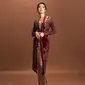 Raline Shah memiliki darah Tionghoa, ia pun tampil dengan kebaya merah maroon dengan aksen brokat dan bros depan dipadukan bawahan kain songket. [@ralineshah]