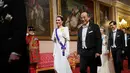 <p>Tak kalah glamor, Kate Middleton tampil bersinar dengan gaun putih dan bordir emas di lengan [@theroyalfamily]</p>