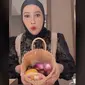 Viral Suvenir Pernikahan Clarissa Putri, Warganet Sebut Banyak Manfaatnya.&nbsp; foto: TikTok @riricilll