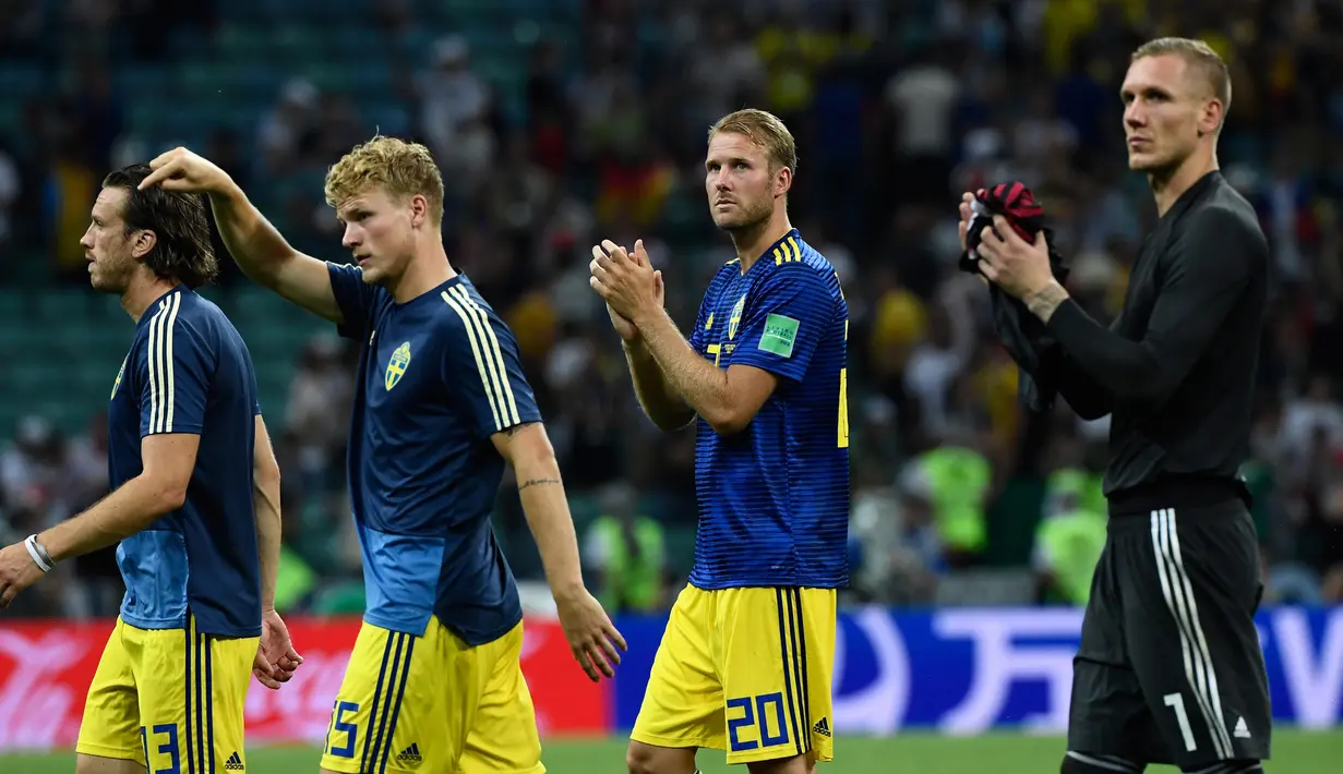 Pemain Swedia menyapa para pendukung setelah dikalahkan Jerman dalam pertandingan Piala Dunia 2018 di Stadion Fisht, Rusia (23/6). (AFP/Jonathan Nackstrand)