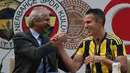 Robin van Persie saat penandatanganan kontrak bersama Direktur Olah Raga Fenerbahce, Giuliano Terraneo.  (AFP PHOTO/OZAN KOSE)