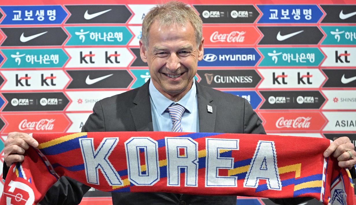 Jurgen Klinsmann ditetapkan sebagai pelatih Timnas Korea Selaatn sejak 27 Februari 2023 setelah sebelumnya sempat tanpa klub sejak meninggalkan Hertha Berlin pada 11 Februari 2020. Klub top Eropa yang sempat dibesutnya adalah Bayern Munchen pada musim 2008/2009. (AFP/Anthony Wallace)