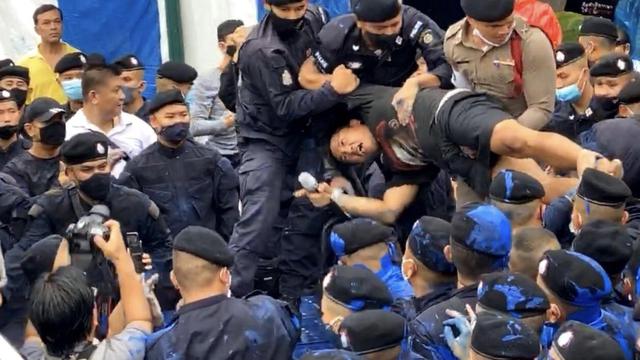 Polisi Menahan Seorang Pemuda Dalam Unjuk Rasa di Thailand