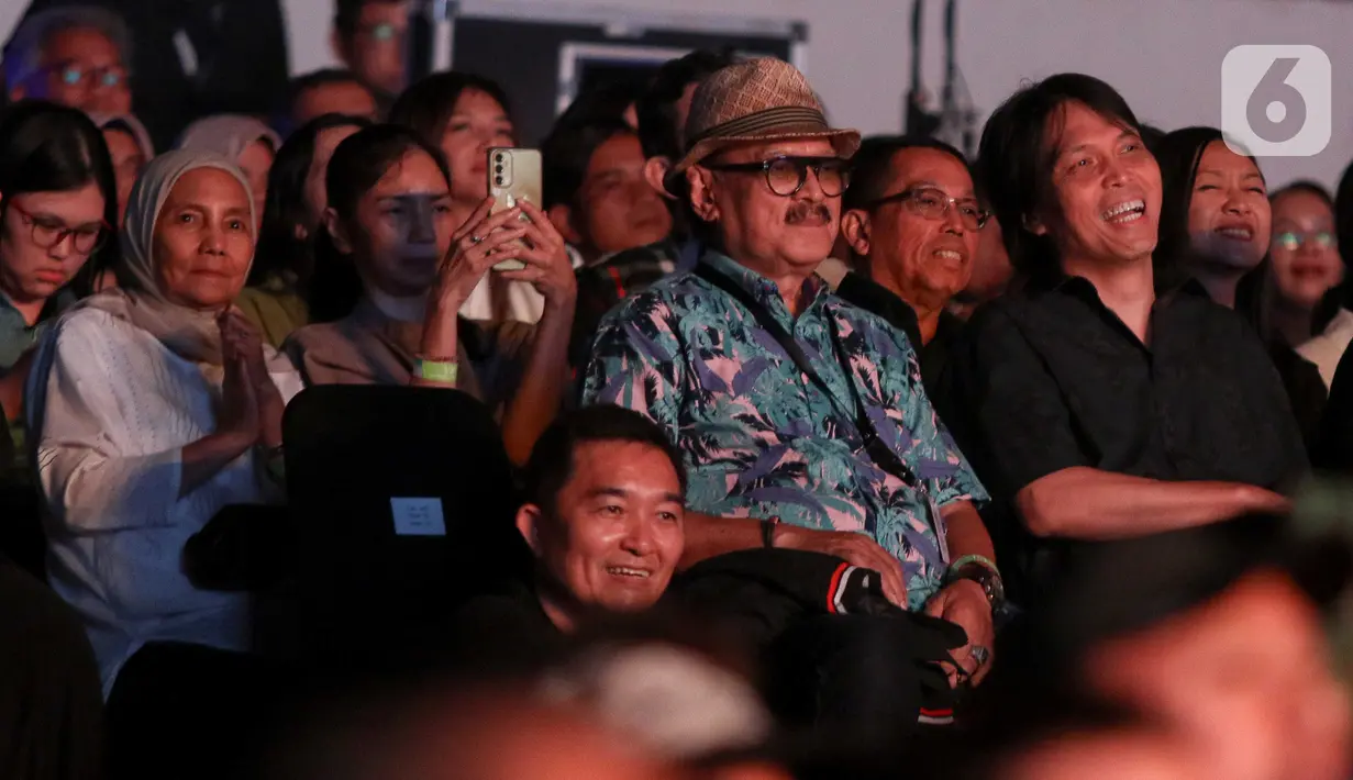 Penonton pun hanyut dalam kesan harmoni lintas budaya yang selalu diusung band yang dibentuk sejak 1988 itu. (Liputan6.com/Herman Zakharia)