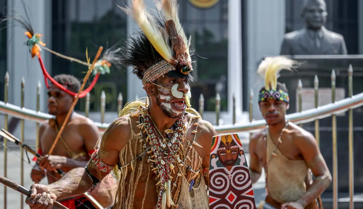 Datangi gedung mahkamah agung suku adat awyu dan moi minta konsesi
