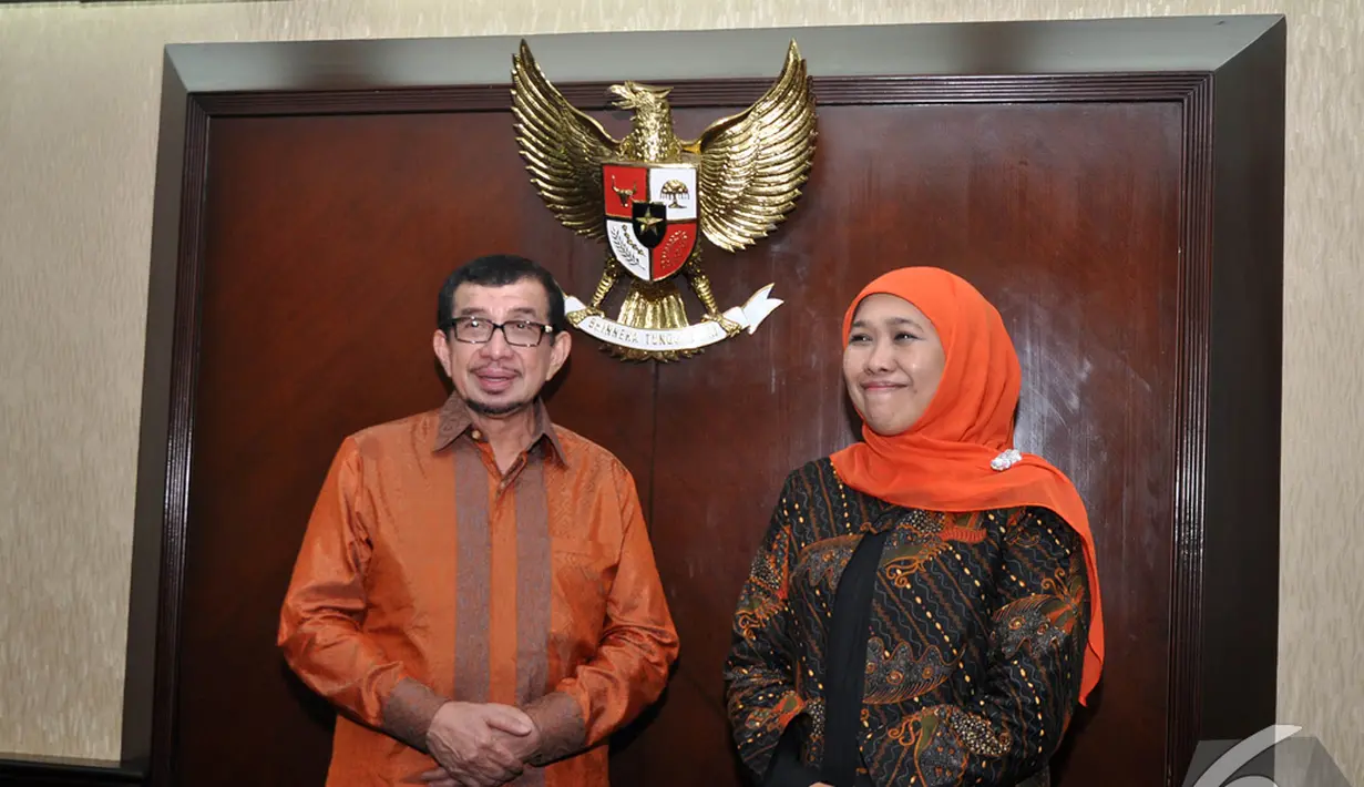 Mantan Menteri Sosial Salim Segaf Al Jufri dan Menteri Sosial Khofifah Indar Parawansa saat acara serah terima jabatan Menteri Sosial, Jakarta, Selasa (28/10/2014). (Liputan6.com/Miftahul Hayat)