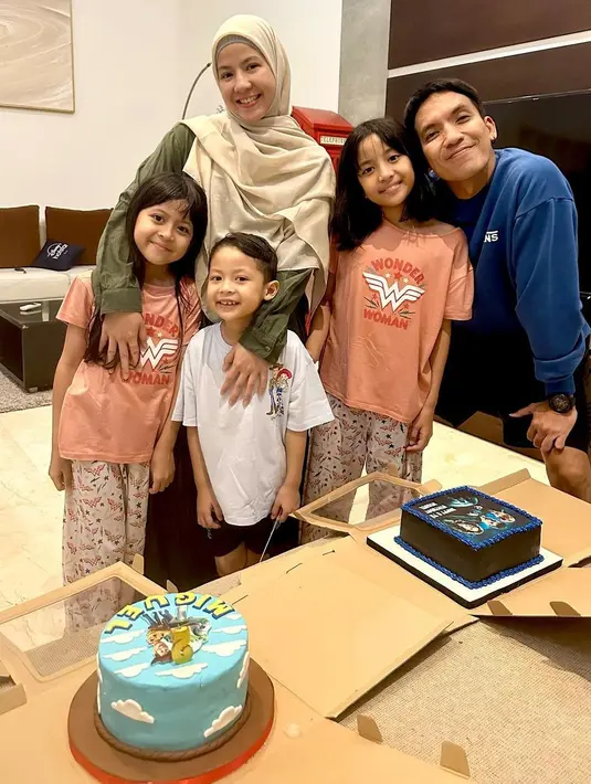 Meski tidak lagi sebagai suami istri, mantan pasangan ini masih kerap kompak demi sang buah hati. Begitu juga belum lama ini mereka kompak merayakan ulang tahun anak laki-lakinya, Miguel yang ke-5. [Instagram/desta80s]
