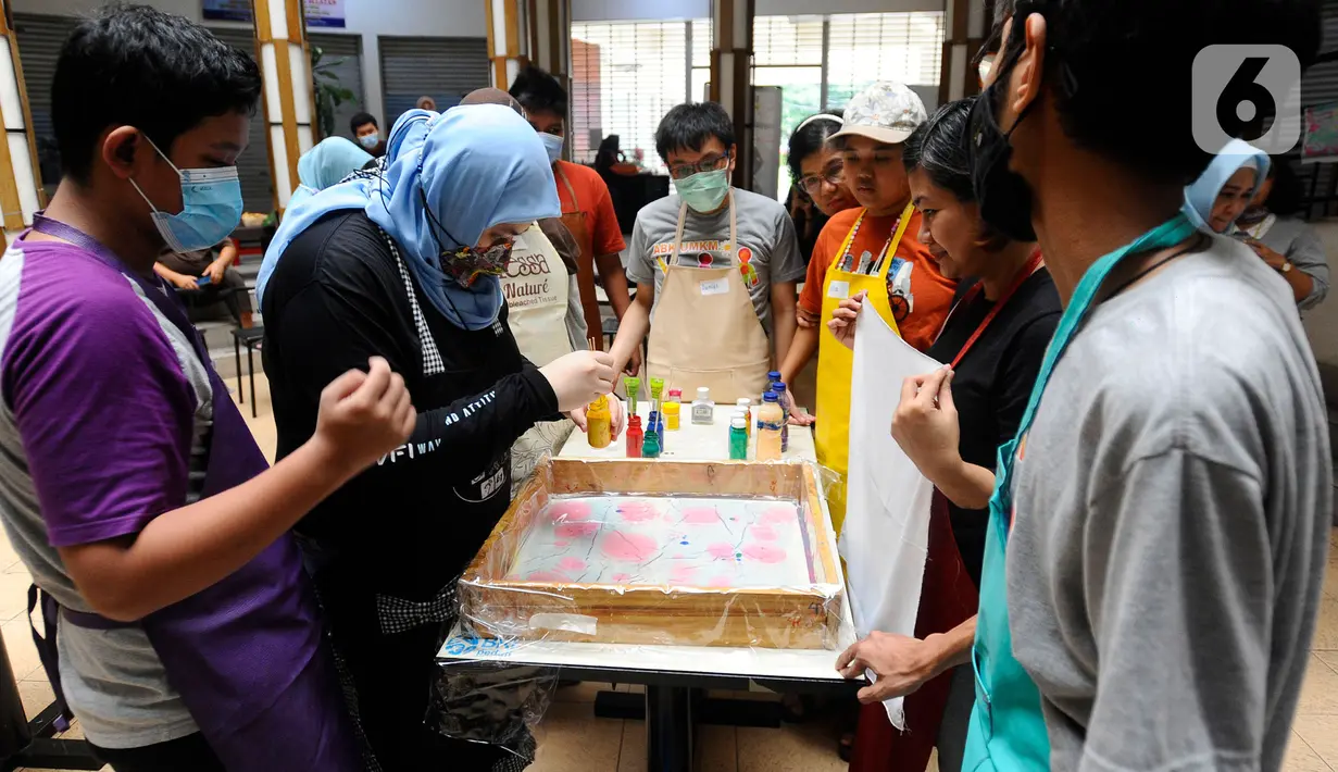Sejumlah anak berkebutuhan khusus (ABK) mengikuti pelatihan melukis di atas air atau suminagashi di Pasar Gintung, Tangerang Selatan, Banten, Minggu (26/6/20222). Kegiatan ini diharapkan dapat menjadi bekal bagi para ABK untuk mengisi kesibukan sekaligus merangsang motorik.
(merdeka.com/Arie Basuki)