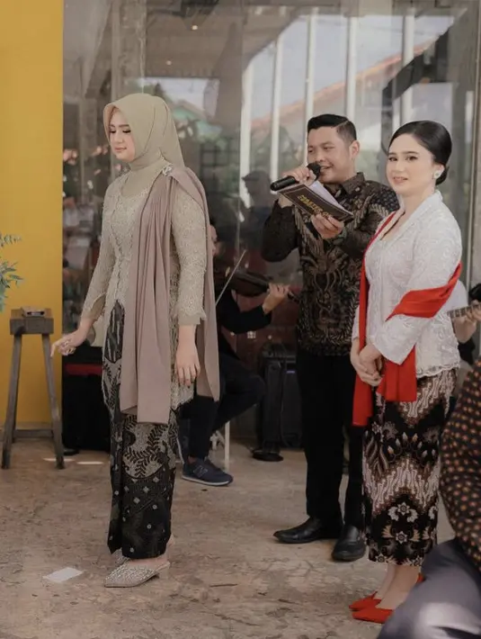 <p>Sedangkan sang kakak, tampil dengan kebaya brokat sage yang serasi dengan kerudungnya. Ia juga menambahkan selendang warna cokelat dan bros yang serupa dengan Tissa.&nbsp;@tissabiani</p>