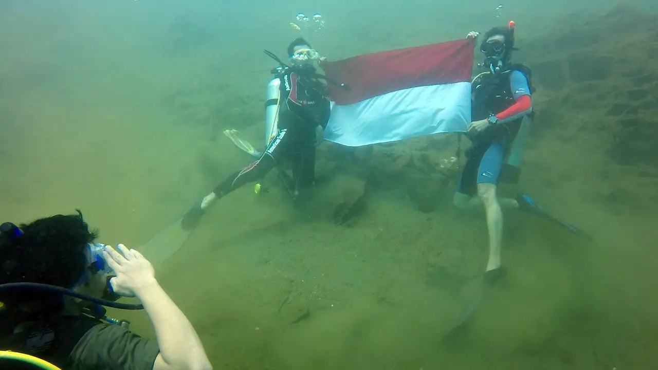 Pengibaran bendera merah putih di danau Matano