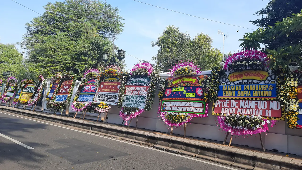 Karangan bunga membanjiri kawasan Pura Mangkunegaraan Kota Solo Jawa Tengah, Minggu (11/12/2022).