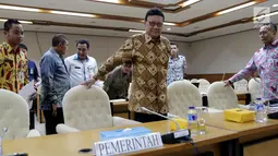 Mendagri Tjahjo Kumolo bersiap mengikuti Rapat Kerja pembahasan RUU Pemilu, Jakarta, Kamis (13/7). Rapat tersebut mengagendakan pengambilan keputusan mengenai lima paket isu krusial dalam Rancangan Undang - undang (RUU) Pemilu. (Liputan6.com/Johan Tallo)