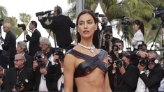 Pakaian tersebut menampilkan atasan crop top berbahan kulit yang mungil, yang menyilang di bahunya dan memamerkan bentuk tubuhnya yang luar biasa. (Photo by Vianney Le Caer/Invision/AP)