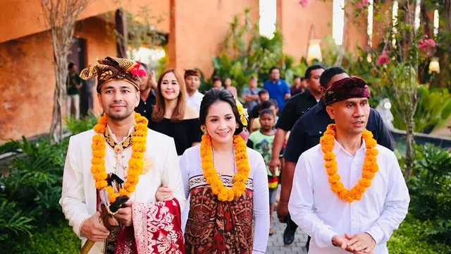 7 Pesona Raffi Ahmad dan Nagita Slavina saat Berbusana Adat Bali