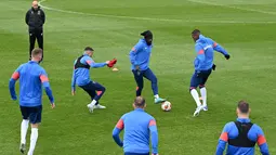 Bek West Ham United Arthur Masuaku (tengah) dan Issa Diop (kedua kanan) menghadiri sesi latihan West Ham United di London timur, Rabu (13/4/2022). West Ham akan bertandang ke markas Lyon pada leg kedua perempat final Liga Europa di Stadion Groupama, Jumat 15 April dini hari WIB. (JUSTIN TALLIS/AFP)