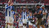 Geladang Brighton,&nbsp;Enock Mwepu (tengah) merayakan kemenangan yang didapat timnya atas Manchester United (MU). (Dok. Brighton)