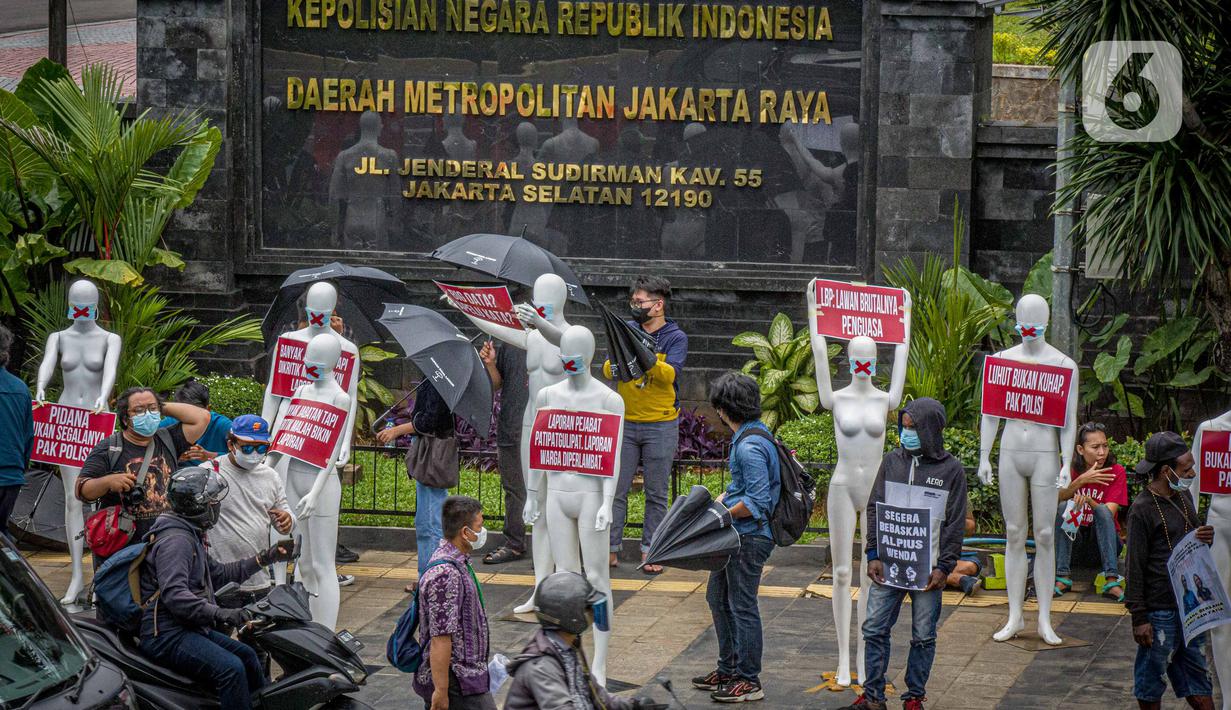 Aktivis membawa manekin dengan poster saat menggelar aksi di depan Polda Metro Jaya, Senin (21/3/2022). Aksi tersebut bentuk dukungan terhadap Haris Azhar dan Fatia Maulidiyanti saat menjalani pemeriksaan terkait kasus dugaan pencemaran nama baik Luhut Binsar Pandjaitan. (Liputan6.com/Faizal Fanani)