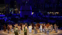 Para penari tampil dalam upacara Hari Perempuan Internasional di Dubai Expo, Dubai, Uni Emirat Arab, 8 Maret 2022. (AP Photo/Ebrahim Noroozi)
