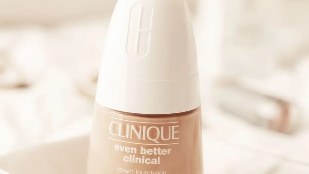 Clinique New Even Better Clinical Serum Foundation Broad Spectrum SPF 25