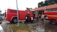 Mobil pemadam kebakaran dikerahkan untuk menjinakkan kobaran api di beberapa ruangan Kantor Logistik Bandara Hang Nadim, Kota Batam. (Liputan6.com/Ajang Nurdin)