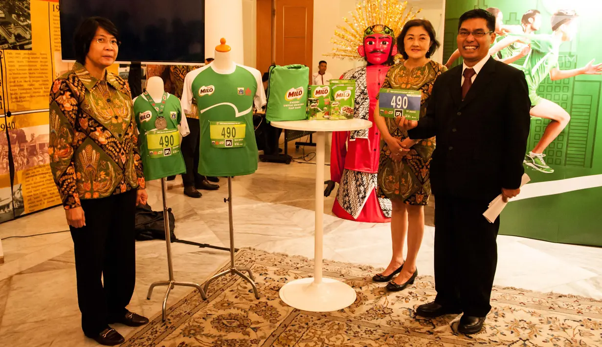 Ratiyono menunjukan nomer peserta lomba lari Milo 10K di Balai Kota DKI Jakarta (15/6). Lomba lari Milo 10K yang diselenggarakan sekaligus memperingati hari jadi DKI Jakarta yang ke-490. (Liputan6.com/Gempur M Surya)