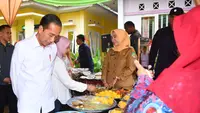 Presiden Jokowi saat meninjau kegiatan upaya penurunan stunting di Puskesmas Srikuncoro, Provinsi Bengkulu, Kamis (20/7/2023). (Foto: Rusman - Biro Pers Sekretariat Presiden)