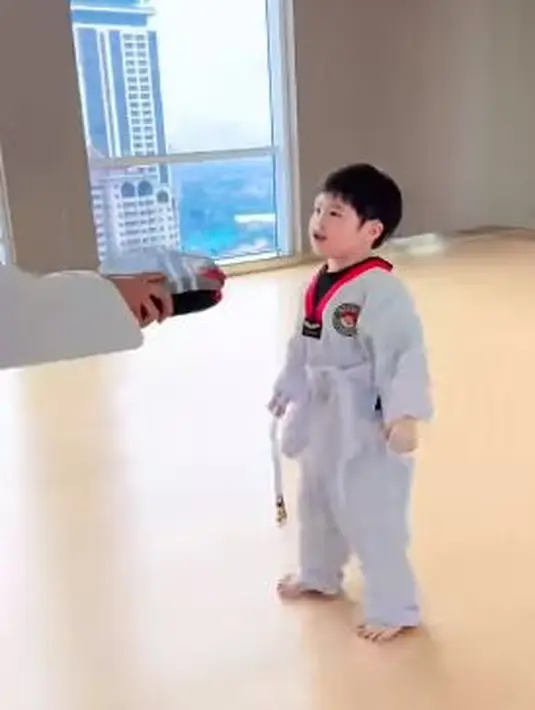<p>Raphael Moeis, anak Sandra Dewi, rajin latihan taekwondo (Instagram/sandradewi88)</p>