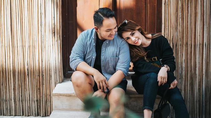 Momo Geisha dan sang suami, Nicola Reza Samudra. (Instagram/therealmomogeisha)