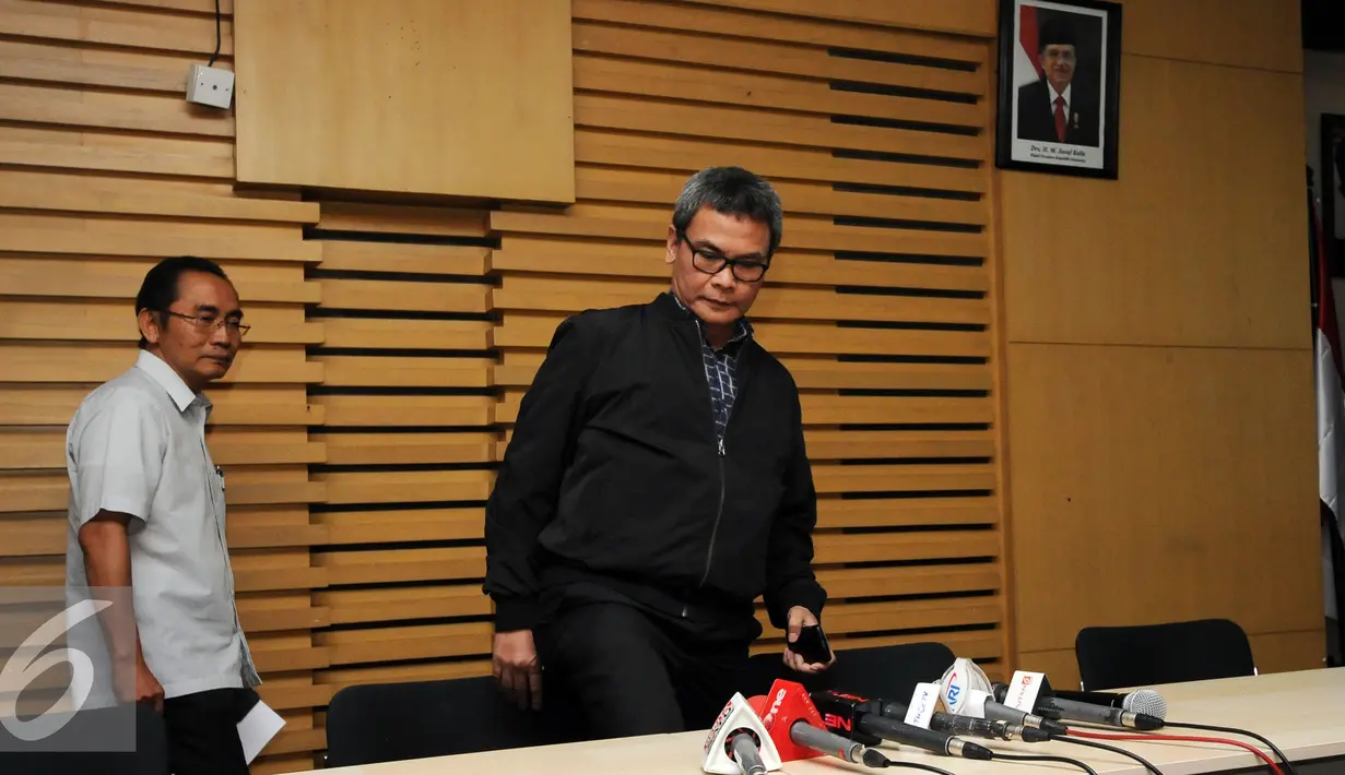Plt Komisioner KPK, Johan Budi SP (kanan) bersiap mengelar jumpa pers operasi tangkap tangan pejabat Pemerintah Kabupaten Musi Banyuasin di gedung KPK Jakarta, Sabtu (20/6/2015). OTT berlangsung pada Jumat (19/6) malam. (Liputan6.com/Helmi Fithriansyah)