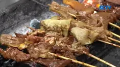 Tidak hanya dari ampas tahu, sate kere Yu Ngatmi juga akan berisi jeroan sapi, seperti kikil, iso, babat, ginjal dan tetelan.