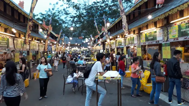 Suasana Festival Kuliner Serpong ketika sore hari yang ramai pengunjung, Kamis (30/8/2018).