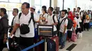 Calon pemudik antri masuk ke kereta tujuan Bandara Soekarno Hatta di Stasiun Kereta Bandara BNI City, Jakarta, Jumat (8/9). Mereka mudik menggunakan pesawat secara gratis yang merupakan program BNI Digimudik 2018. (Liputan6.com/Pool/Rizki)