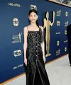 HoYeon Jung tampil di red carpet SAG Awards dalam balutan dress hitam dari Louis Vuitton. Ini adalah gaun sutra bertali spageti hitam yang disulam tangan dengan kristal dan manik perak. HoYeon Jung memadukannya dnegan open-toe heels berwarna hitam dan aksesori anting, dan cincin berlian yang simpel.