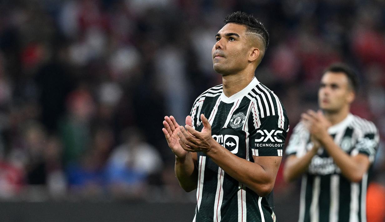 Pemain Manchester United, Sergio Reguilon memberikan tepuk tangan setelah laga Grup A Liga Champions 2023/2024 melawan Bayern Munchen di Allianz Arena, Munchen, Jerman, 20 September 2023. (AFP/Christof Stache)