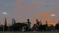 Pemain Timnas Indonesia U-23, Riko Simanjuntak (kiri) berusaha melewati Rezaldi Hehanussa pada sesi latihan di Lapangan ABC Senayan, Jakarta (20/6/2018). Indonesia akan melawan Korea pada laga uji coba 23-6-2018. (Bola.com/Nick Hanoatubun)