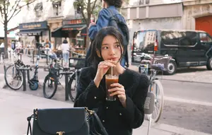 OOTD Suzy di Paris, Gaya Kasual yang Tetap Keren