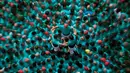 Anggota "Castellers de Sants" membentuk menara manusia selama Kompetisi Tower Manusia di Tarragona, Spanyol, Minggu (7/10). Tradisi "Castells" atau "Menara Manusia" tersebut diadakan untuk ke-27 kalinya. (AP/Emilio Morenatti)