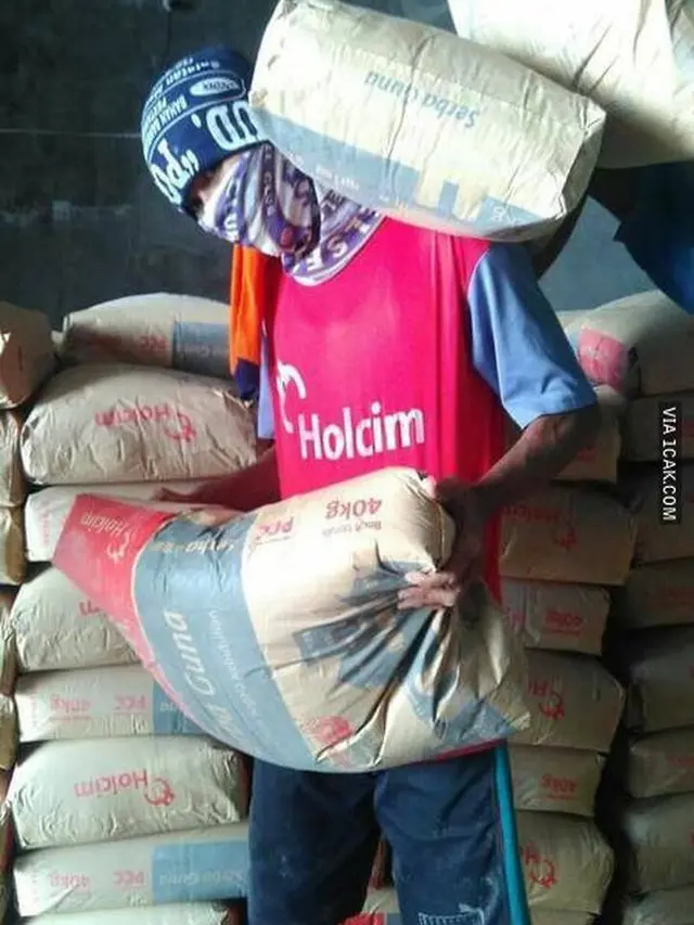 6 Aksi Kuli Bangunan Pamer Kekuatan Ini Bikin Tepuk Jidat