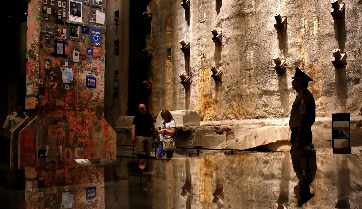 Pengunjung melihat "The Last Column" di depan dinding asli World Trade Center di National September 11 Memorial and Museum, Manhattan, AS (1/9). Pameran ini  diberi nama 'Rendering the Unthinkable: Artists Respond to 9/11'. (REUTERS/Andrew Kelly)