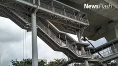Halte transjakarta dikawasan Trunojoyo Jakarta Selatan kurang bersahabat terhadap penggunanya, karena memiliki 130 anak tangga