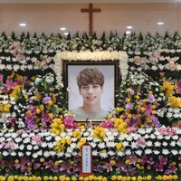 Momen Mengharukan Prosesi pemakaman JongHyunn Shinee.