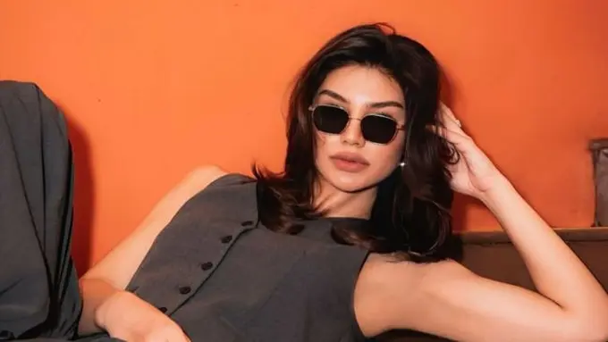 Jihane Almira tampil elegan dalam pemotretan. (credit:instagram.com/jihanealmira/khalid.maula)
