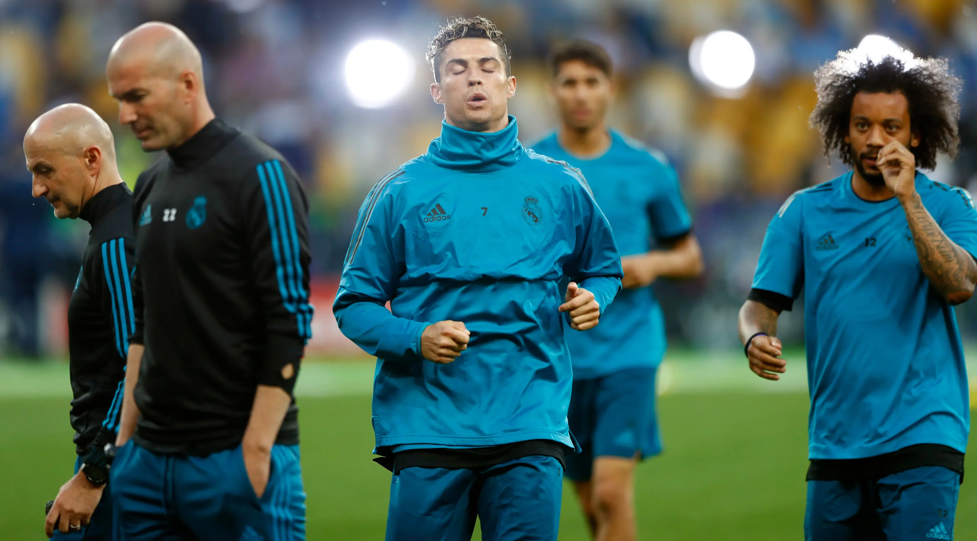 Pemain Real Madrid, Cristiano Ronaldo sedang bingung apakah bakal melanjutkan kariernya di Real Madrid atau tidak (AP/Matthias Schrader)