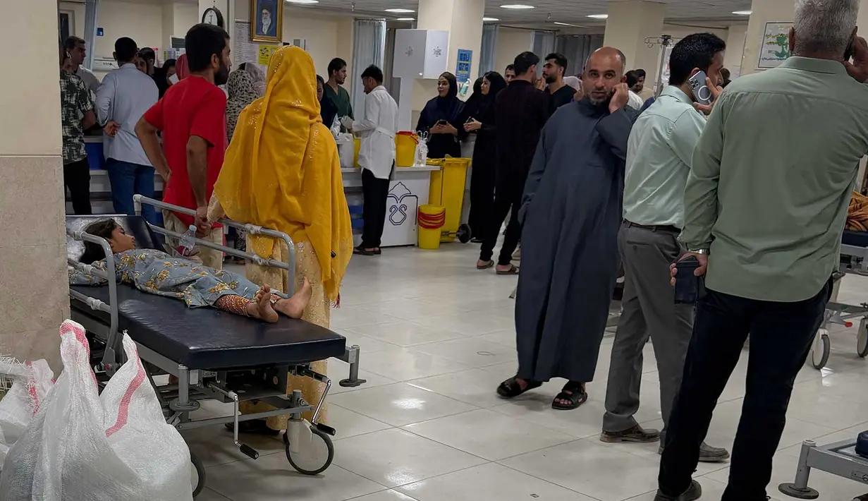 Orang-orang berkumpul di sebuah rumah sakit, sementara seorang anak yang terluka—menurut media Iran, akibat serangan AS menunggu di Minab, Iran, Rabu, 2 September 2026. (Morteza Akhoondi/Tasnim News Agency via AP)