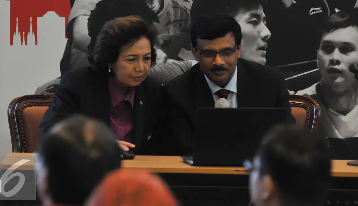 Ketua Umum KOI, Rita Subowo (kiri) bersama official BWF, Venugopal Mahalinggam mengumumkan pengundian turnamen saat jumpa pres total bwf world championships 2015 di Jakarta, Selasa (28/7/15).  (Liputan6.com/Herman Zakharia)