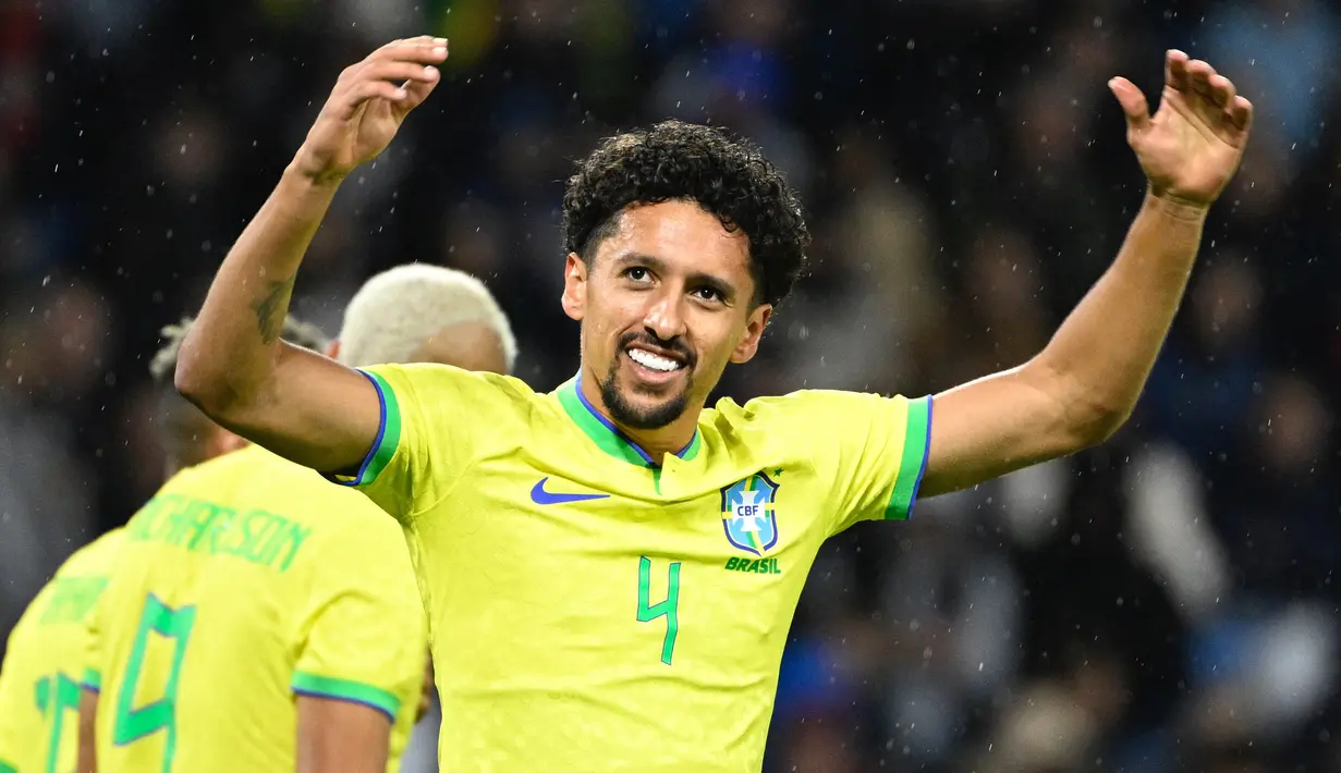 Marquinhos. Bek tengah Brasil berusia 28 tahun yang sejak awal musim 2013/2014 membela PSG usai meninggalkan AS Roma ini tercatat telah mengoleksi 71 caps bersama Timnas Brasil sejak melakukan debut pada 17 November 2013. Total 5 gol dan 4 assist telah dicetaknya bersama Timnas Brasil yang akan berlaga di putaran final Piala Dunia 2022 Qatar. (AFP/Damien Meyer)