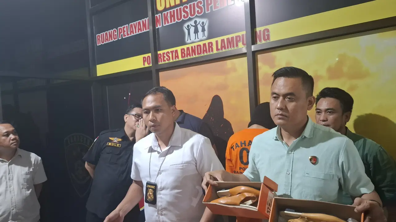 Barang bukti kasus persetubuhan anak di bawah umur diungkap Unit PPA Satreskrim Polresta Bandar Lampung. Foto : (Liputan6.com/Ardi).