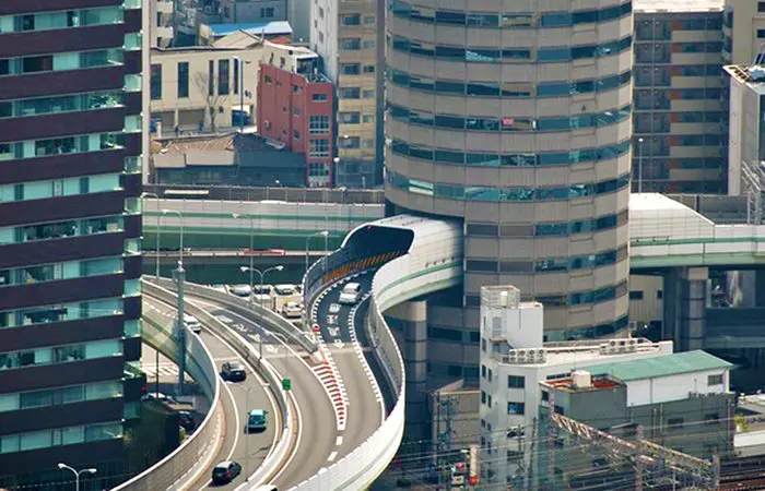 Salah satu bangunan yang cukup menyita perhatian adalah gedung ‘The Gate Tower’ di Kota Osaka, Jepang.